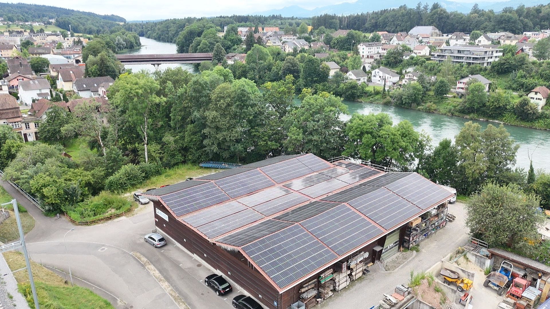 Gewerbehalle mit PV-Anlage